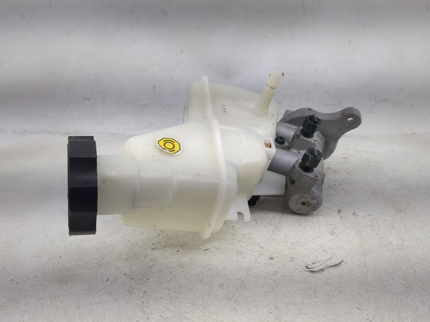 2015-2019 Hyundai Sonata Brake Master Cylinder 1490953 - Oemusedautoparts1.com