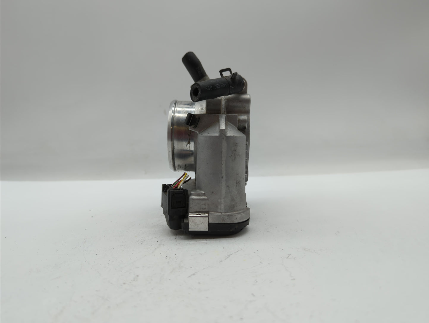 2011-2015 Hyundai Sonata Throttle Body P/N:35100-2G800 Fits Fits 2011 2012 2013 2014 2015 2016 OEM Used Auto Parts - Oemused