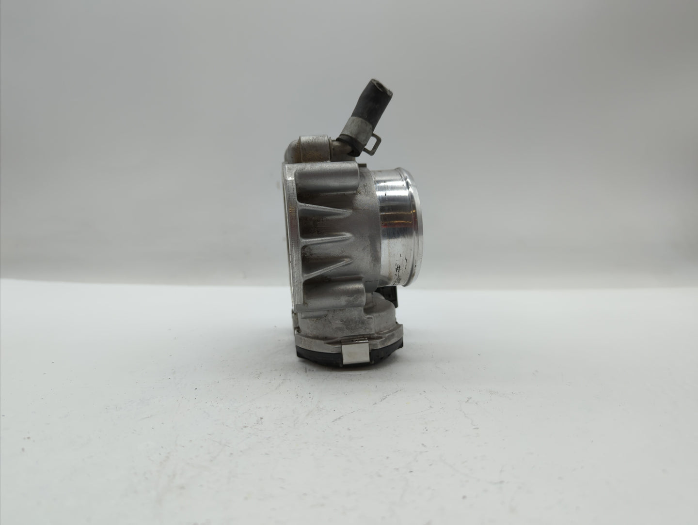 2011-2015 Hyundai Sonata Throttle Body P/N:35100-2G800 Fits Fits 2011 2012 2013 2014 2015 2016 OEM Used Auto Parts - Oemused