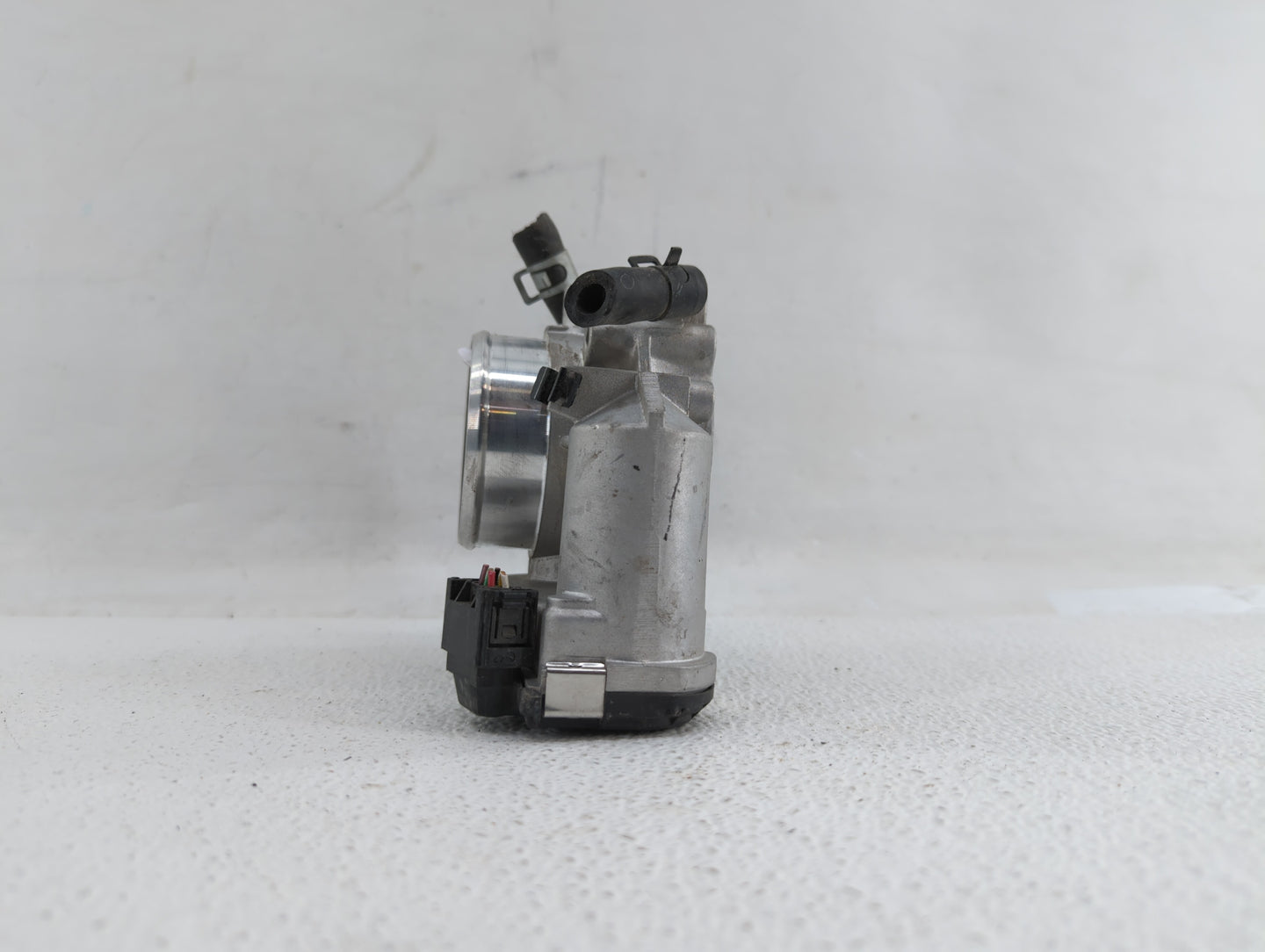 2011-2015 Hyundai Sonata Throttle Body P/N:35100-2G800 Fits Fits 2011 2012 2013 2014 2015 2016 OEM Used Auto Parts - Oemused