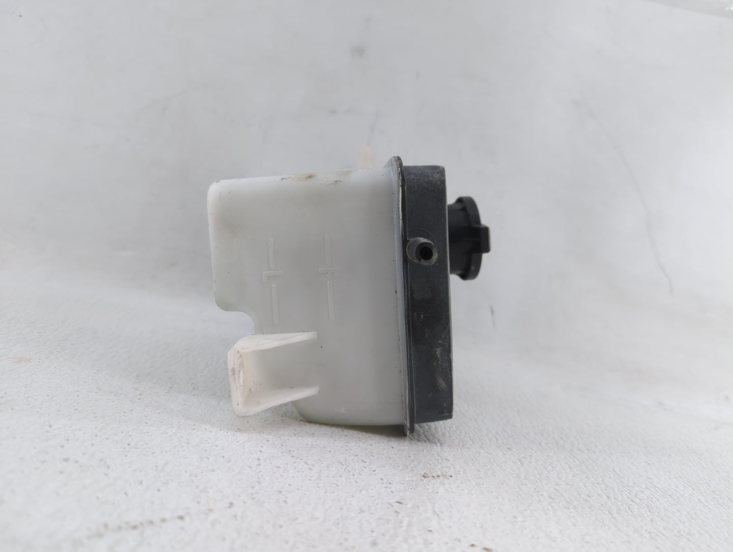 2015-2019 Hyundai Sonata Radiator Coolant Overflow Expansion Tank Bottle - Oemusedautoparts1.com
