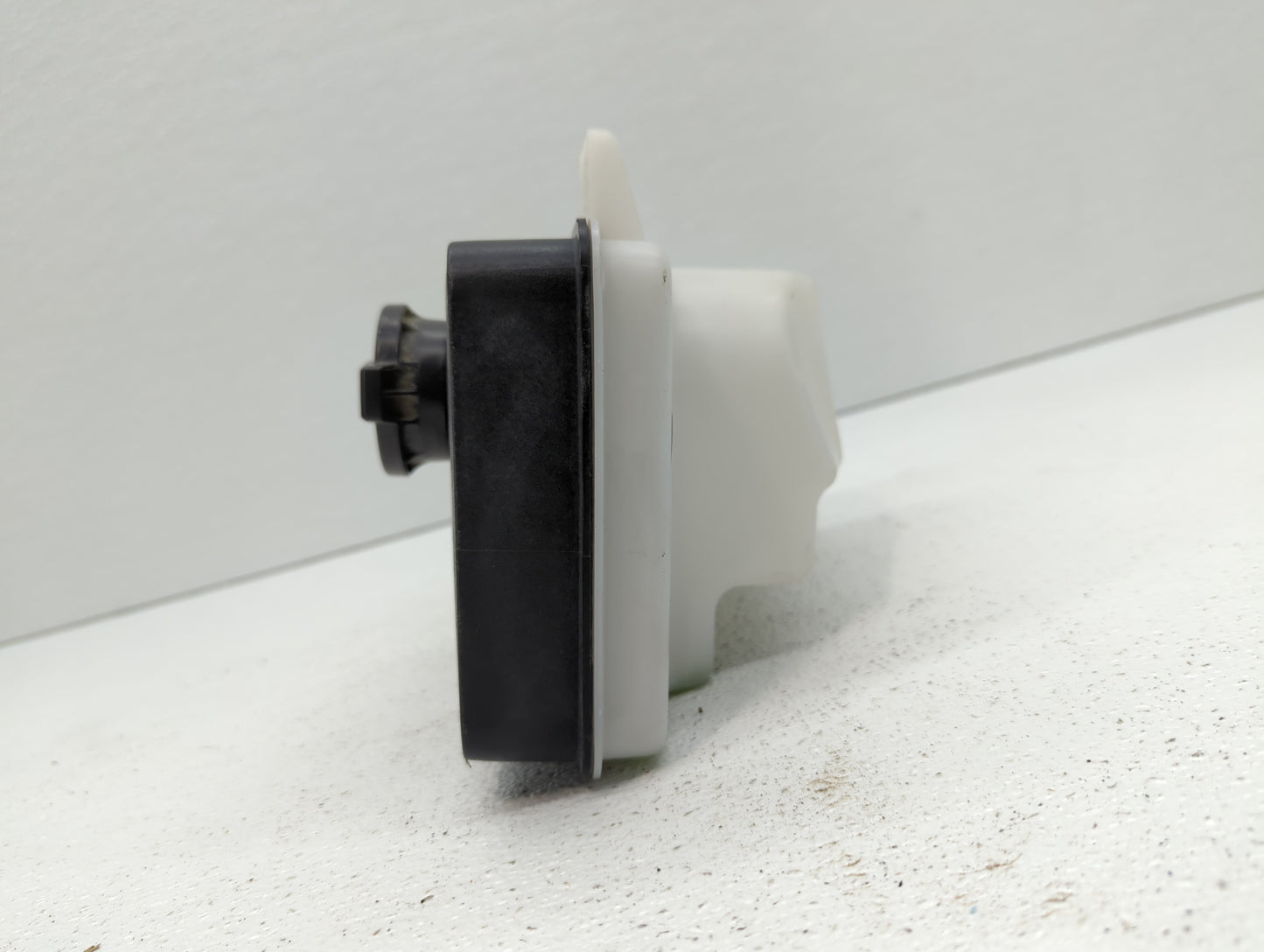 2015-2019 Hyundai Sonata Radiator Coolant Overflow Expansion Tank Bottle 384593 - Oemusedautoparts1.com