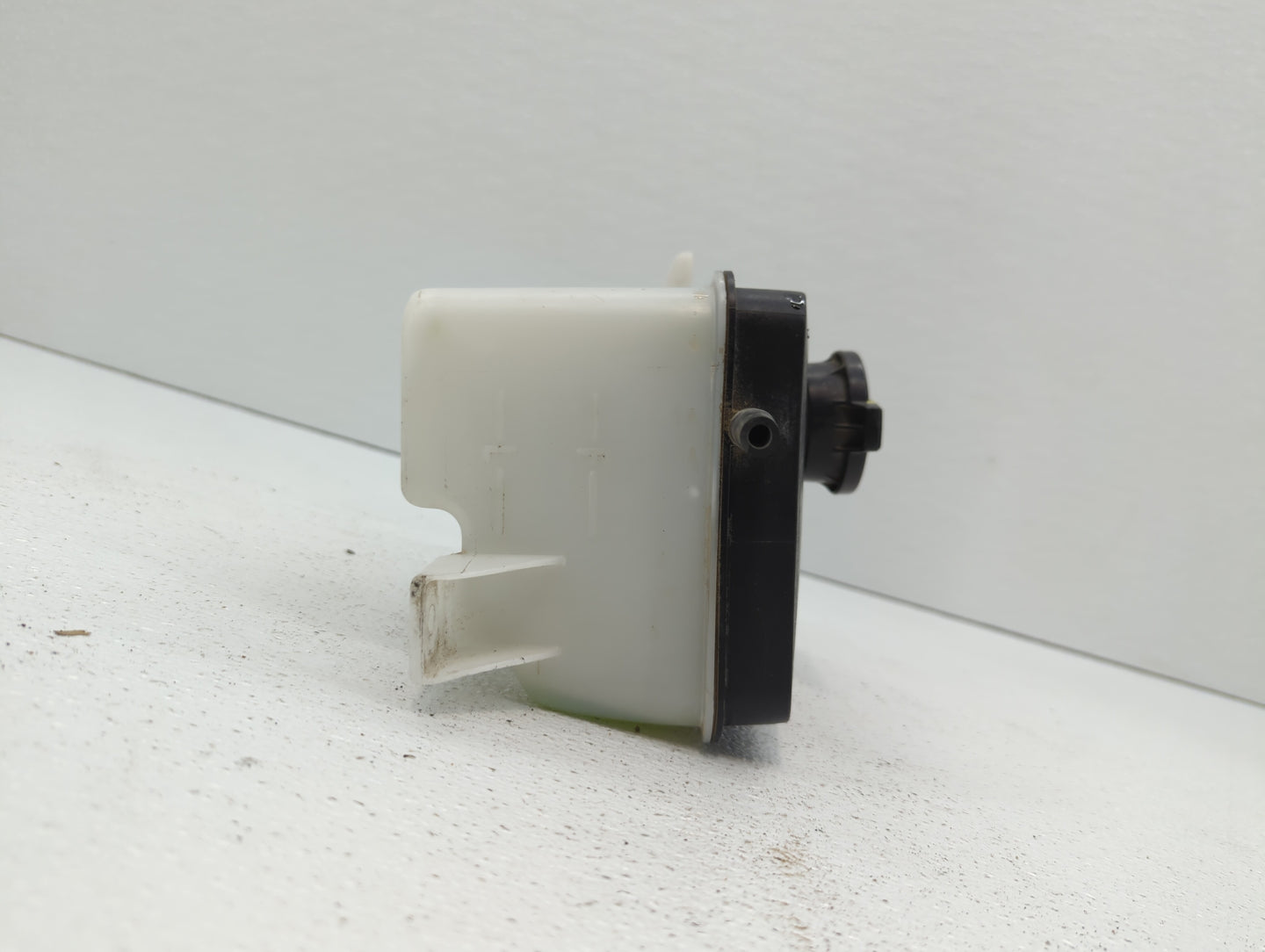 2015-2019 Hyundai Sonata Radiator Coolant Overflow Expansion Tank Bottle 384593 - Oemusedautoparts1.com