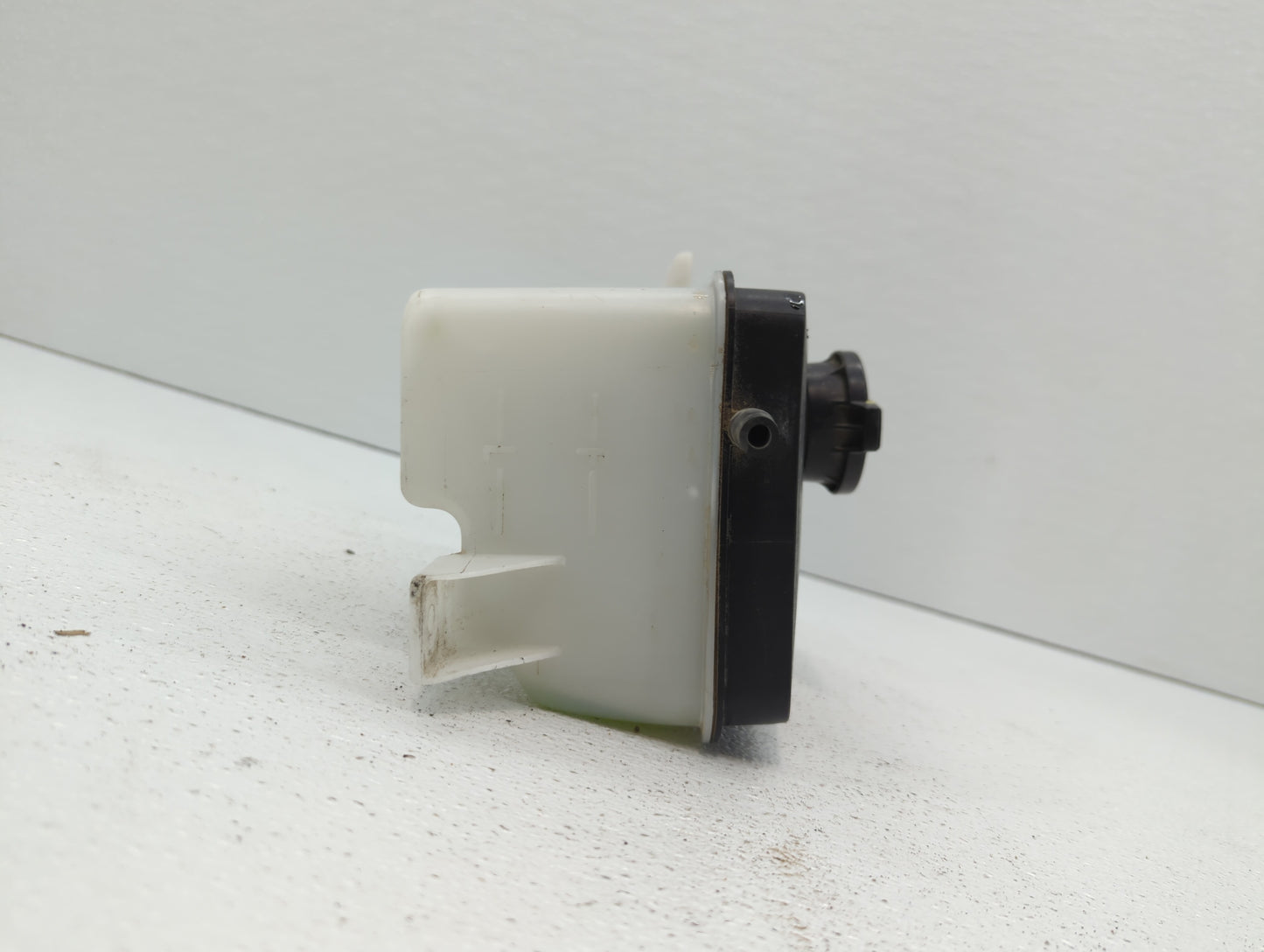 2015-2019 Hyundai Sonata Radiator Coolant Overflow Expansion Tank Bottle 384593 - Oemusedautoparts1.com