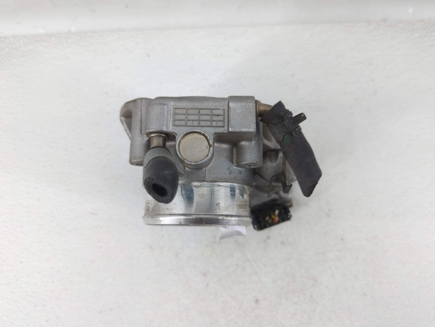 2011-2015 Hyundai Sonata Throttle Body P/N:35100-2G800 Fits Fits 2011 2012 2013 2014 2015 2016 OEM Used Auto Parts - Oemused