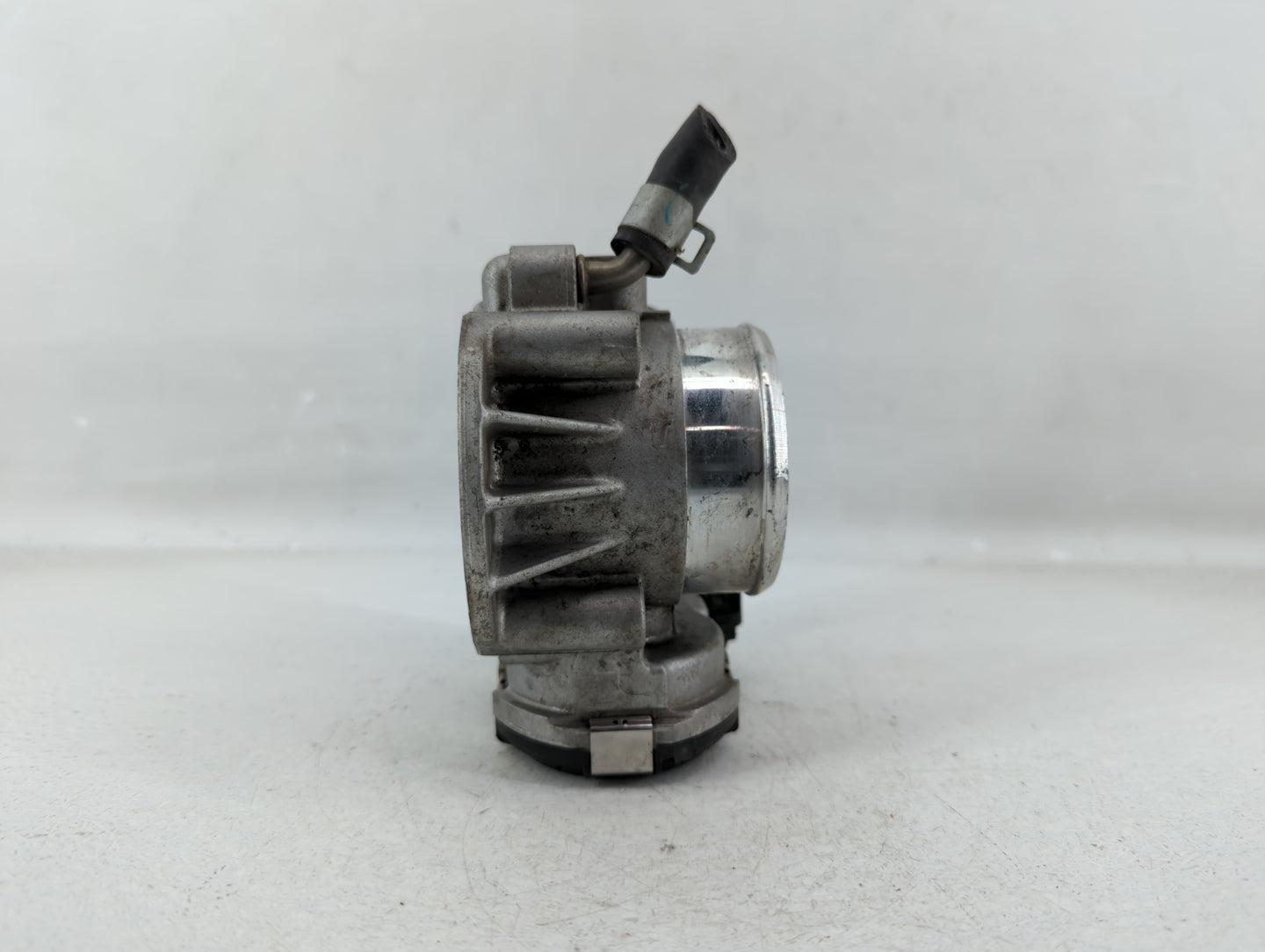2011-2015 Hyundai Sonata Throttle Body P/N:35100-2G800 Fits Fits 2011 2012 2013 2014 2015 2016 OEM Used Auto Parts - Oemused