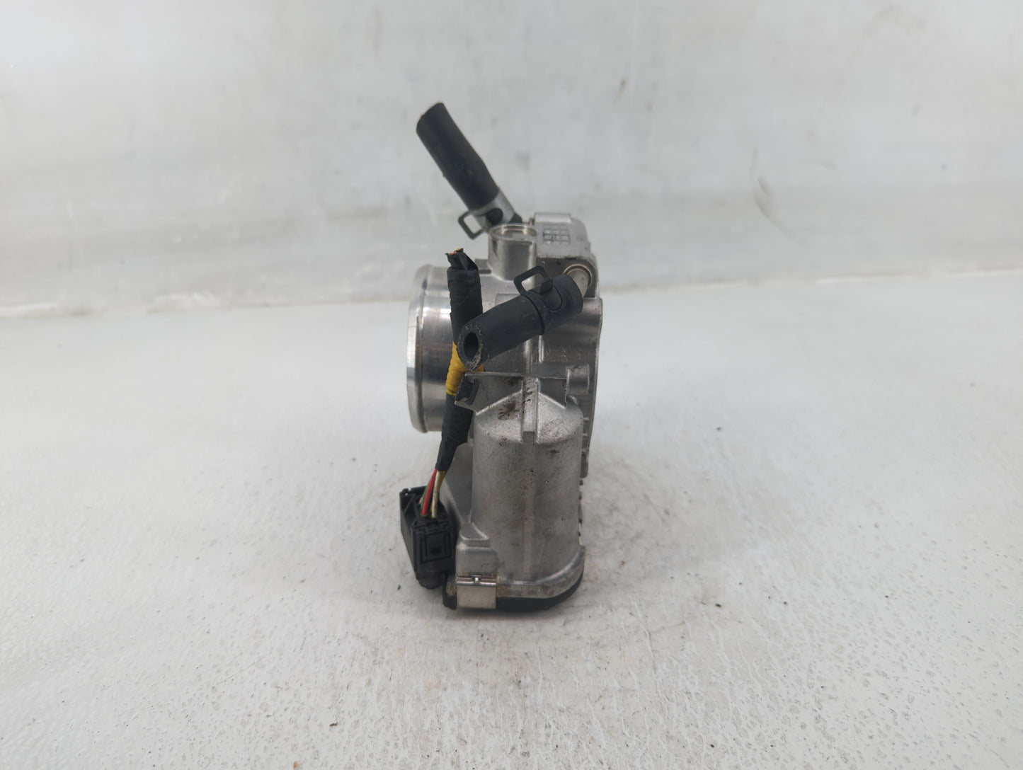2011-2015 Hyundai Sonata Throttle Body P/N:35100-2G800 Fits Fits 2011 2012 2013 2014 2015 2016 OEM Used Auto Parts - Oemused
