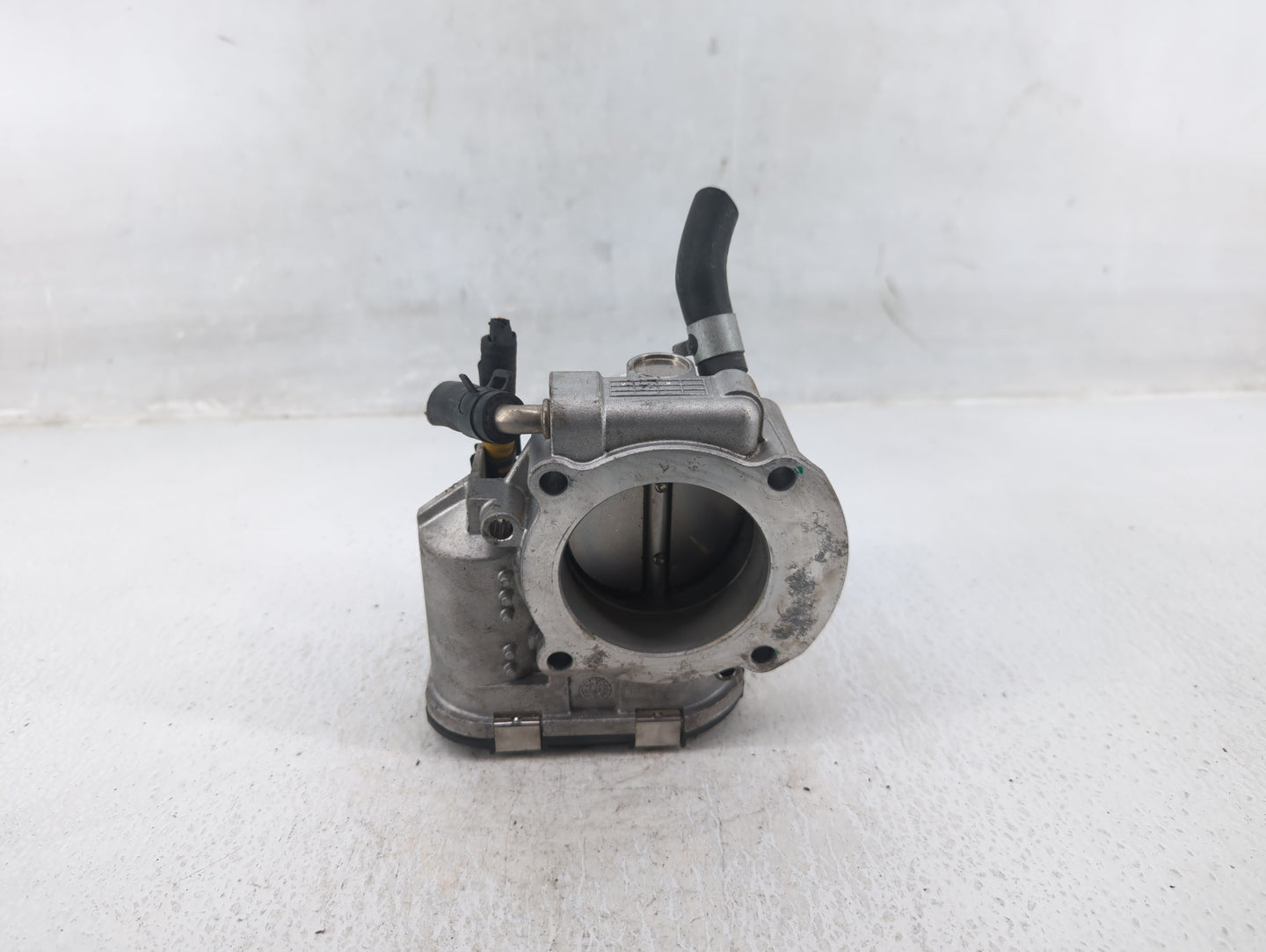 2011-2015 Hyundai Sonata Throttle Body P/N:35100-2G800 Fits Fits 2011 2012 2013 2014 2015 2016 OEM Used Auto Parts - Oemused