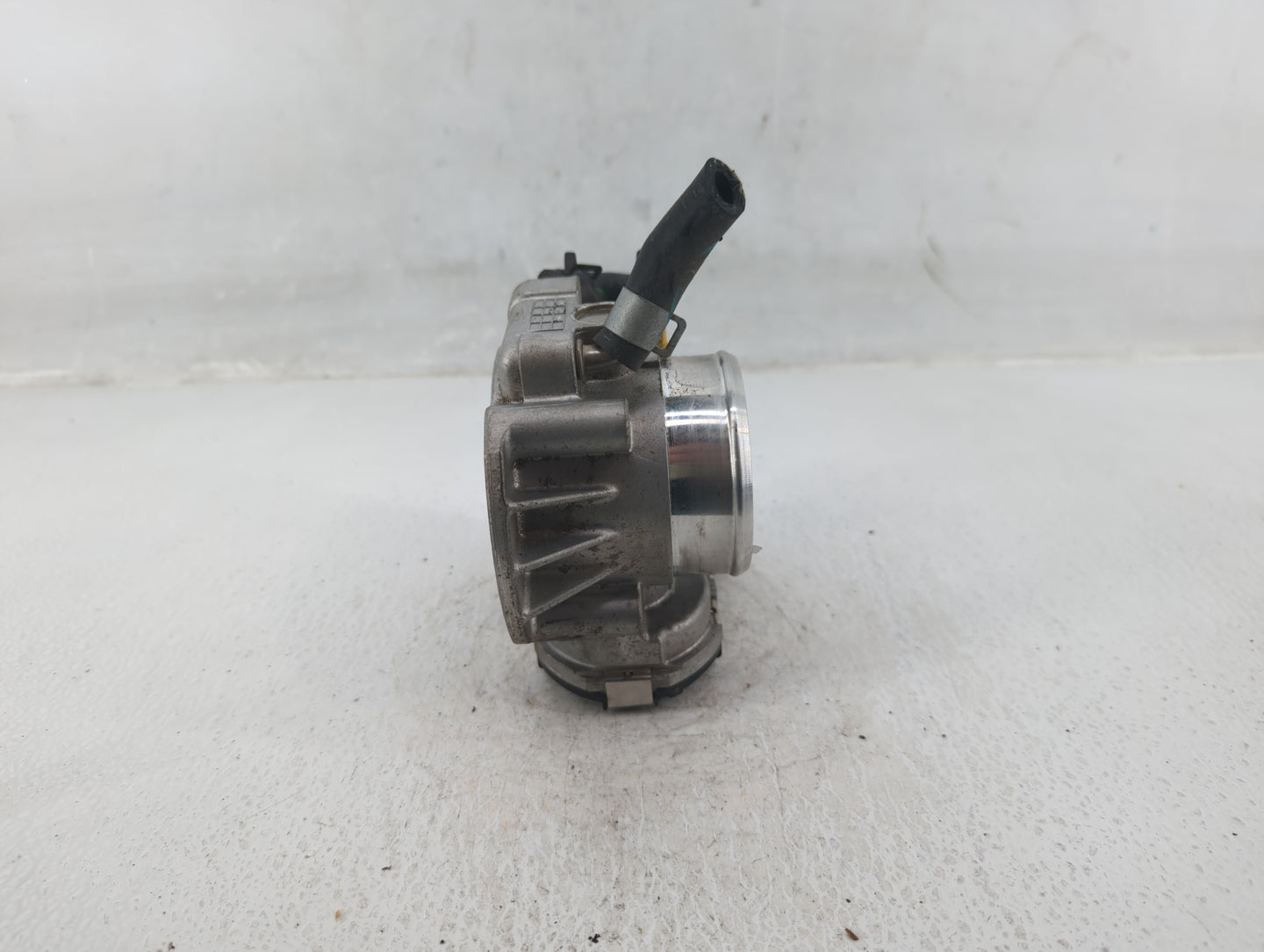 2011-2015 Hyundai Sonata Throttle Body P/N:35100-2G800 Fits Fits 2011 2012 2013 2014 2015 2016 OEM Used Auto Parts - Oemused