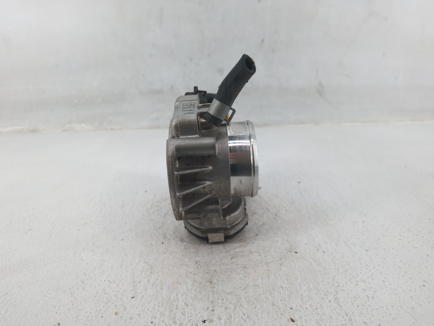 2011-2015 Hyundai Sonata Throttle Body P/N:35100-2G800 Fits Fits 2011 2012 2013 2014 2015 2016 OEM Used Auto Parts - Oemused