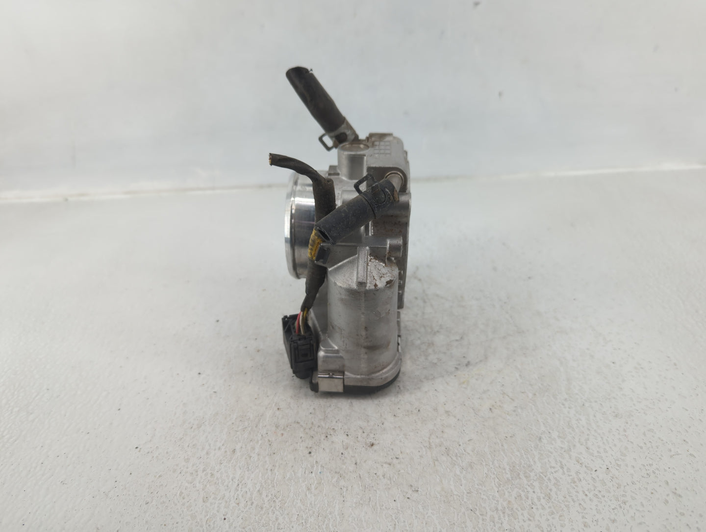 2011-2015 Hyundai Sonata Throttle Body P/N:35100-2G800 Fits Fits 2011 2012 2013 2014 2015 2016 OEM Used Auto Parts - Oemused