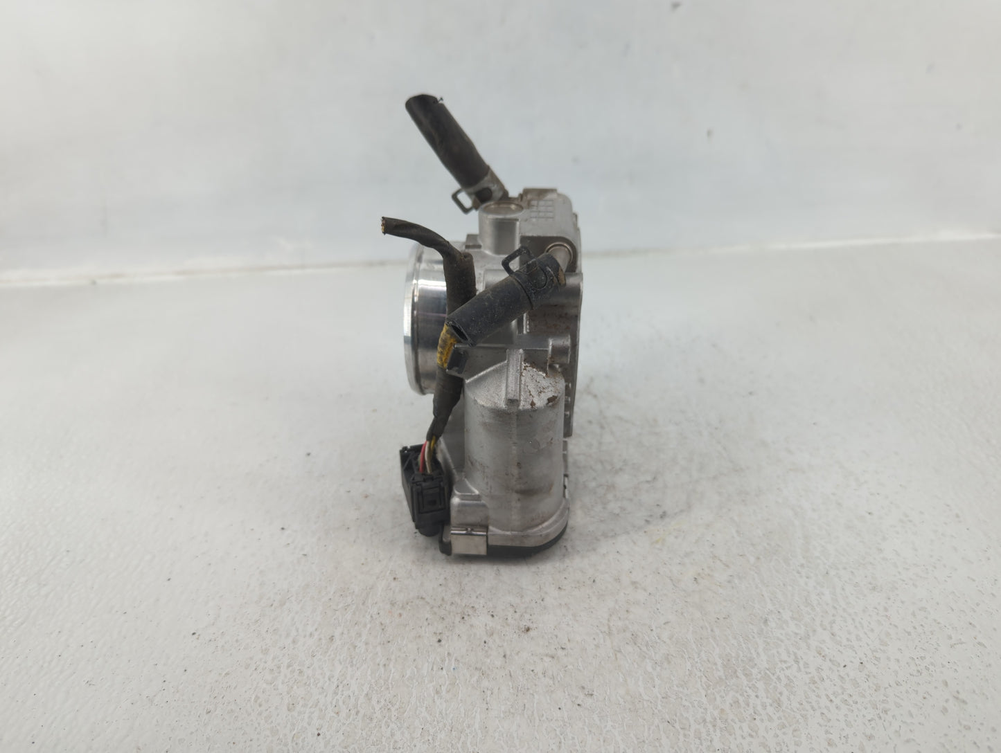 2011-2015 Hyundai Sonata Throttle Body P/N:35100-2G800 Fits Fits 2011 2012 2013 2014 2015 2016 OEM Used Auto Parts - Oemused