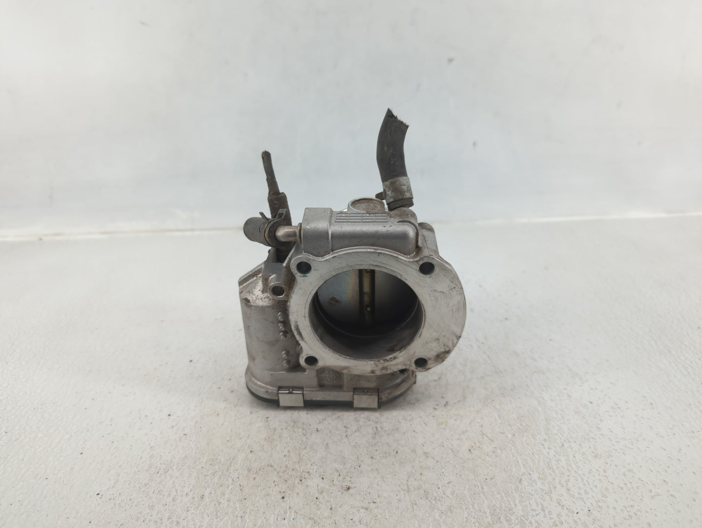 2011-2015 Hyundai Sonata Throttle Body P/N:35100-2G800 Fits Fits 2011 2012 2013 2014 2015 2016 OEM Used Auto Parts - Oemused