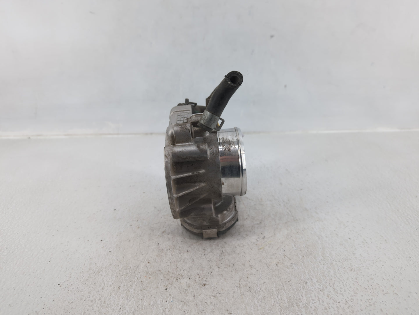 2011-2015 Hyundai Sonata Throttle Body P/N:35100-2G800 Fits Fits 2011 2012 2013 2014 2015 2016 OEM Used Auto Parts - Oemused