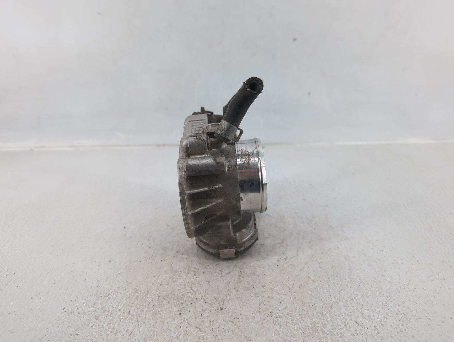 2011-2015 Hyundai Sonata Throttle Body P/N:35100-2G800 Fits Fits 2011 2012 2013 2014 2015 2016 OEM Used Auto Parts - Oemused