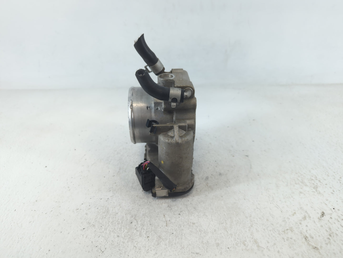 2015-2019 Hyundai Sonata Throttle Body P/N:35100-2G600 Fits Fits 2015 2016 2017 2018 2019 2020 2021 OEM Used Auto Parts - Oe