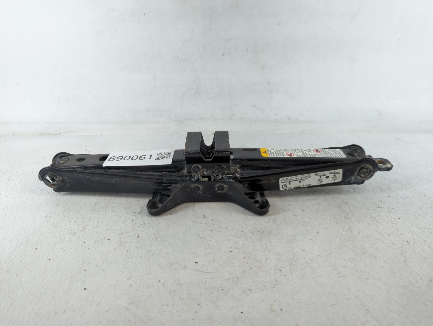 2015 Hyundai Sonata Spare Scissor Car Jack 690061 - Oemusedautoparts1.com