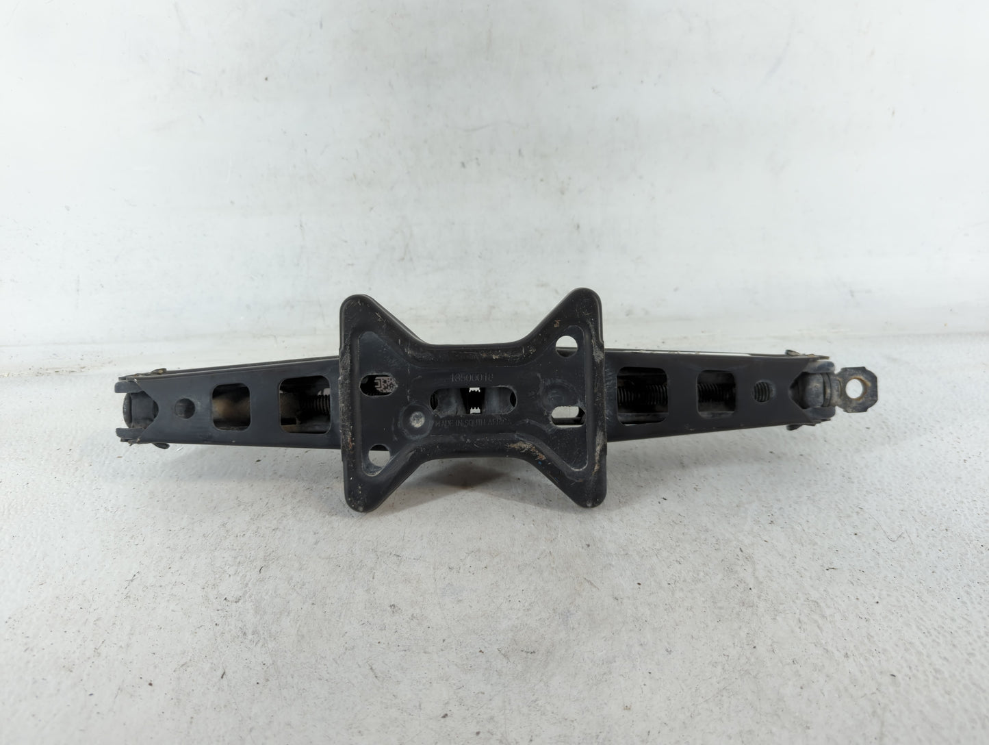2015 Hyundai Sonata Spare Scissor Car Jack 690061 - Oemusedautoparts1.com