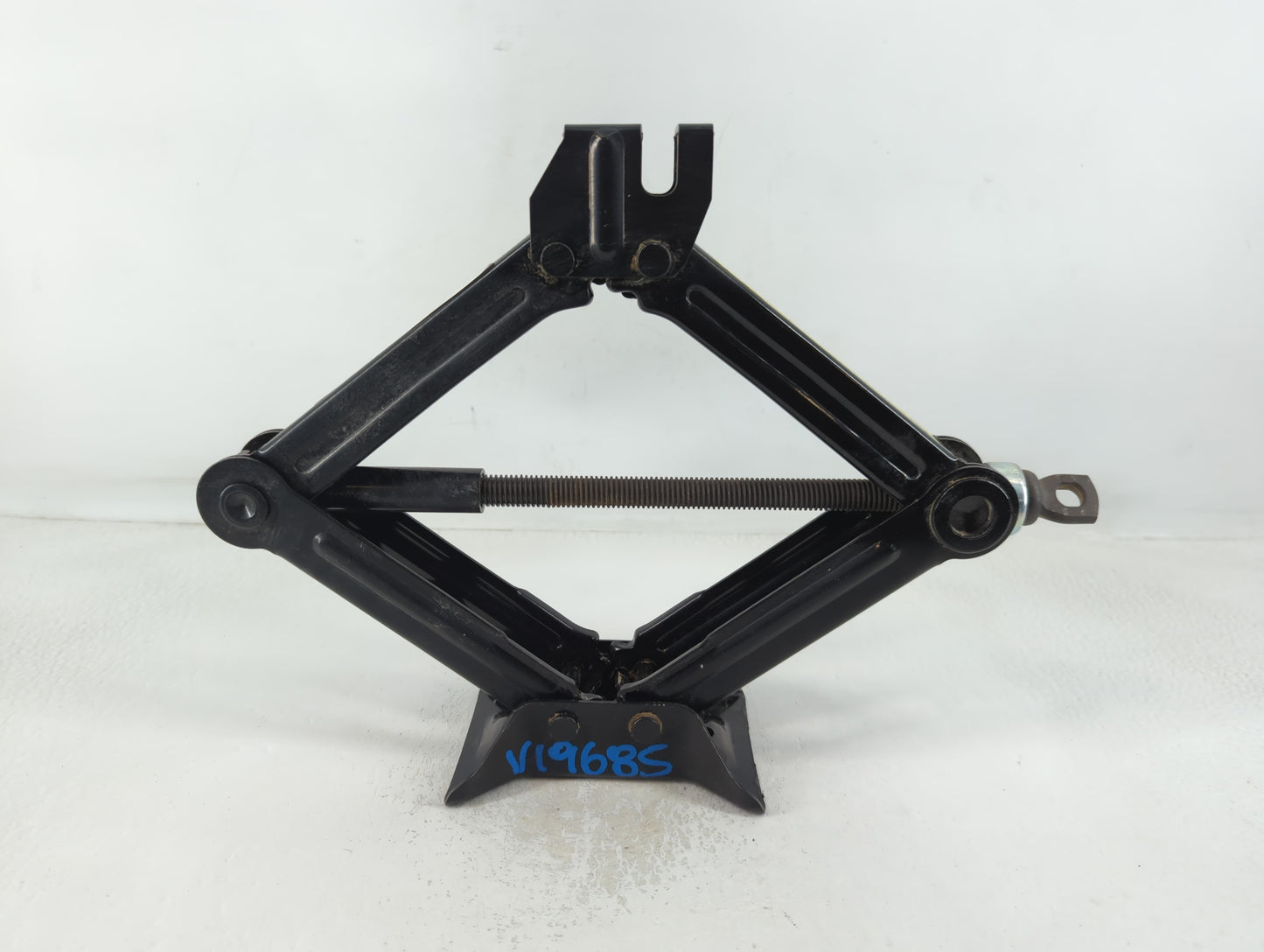 2015 Hyundai Sonata Spare Scissor Car Jack 748783 - Oemusedautoparts1.com