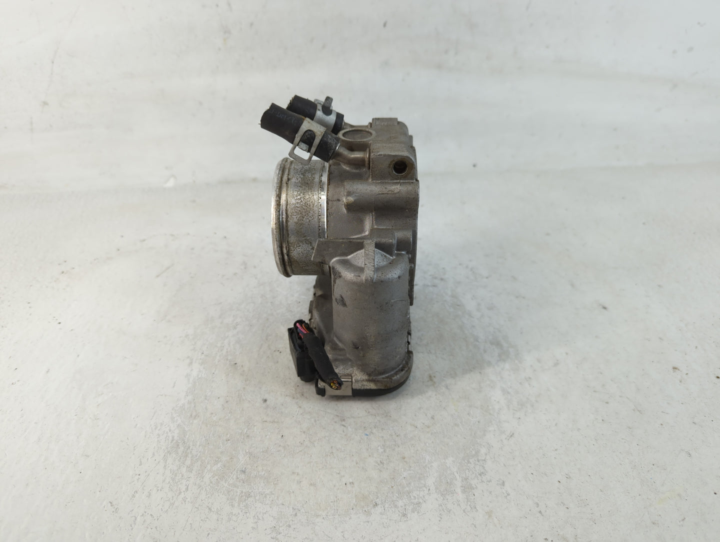 2015-2019 Hyundai Sonata Throttle Body P/N:35100-2G610 Fits Fits 2015 2016 2017 2018 2019 2020 2021 OEM Used Auto Parts - Oe