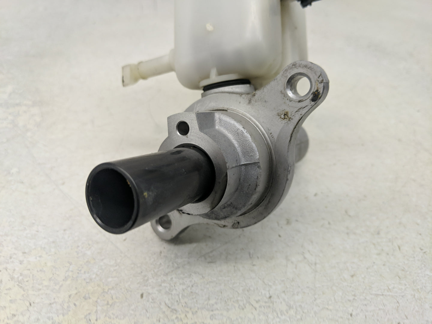 2010-2015 Hyundai Tucson Brake Master Cylinder - Oemusedautoparts1.com