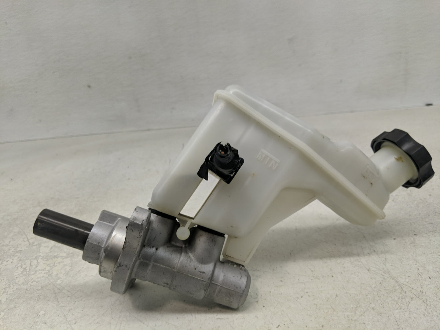 2010-2015 Hyundai Tucson Brake Master Cylinder - Oemusedautoparts1.com