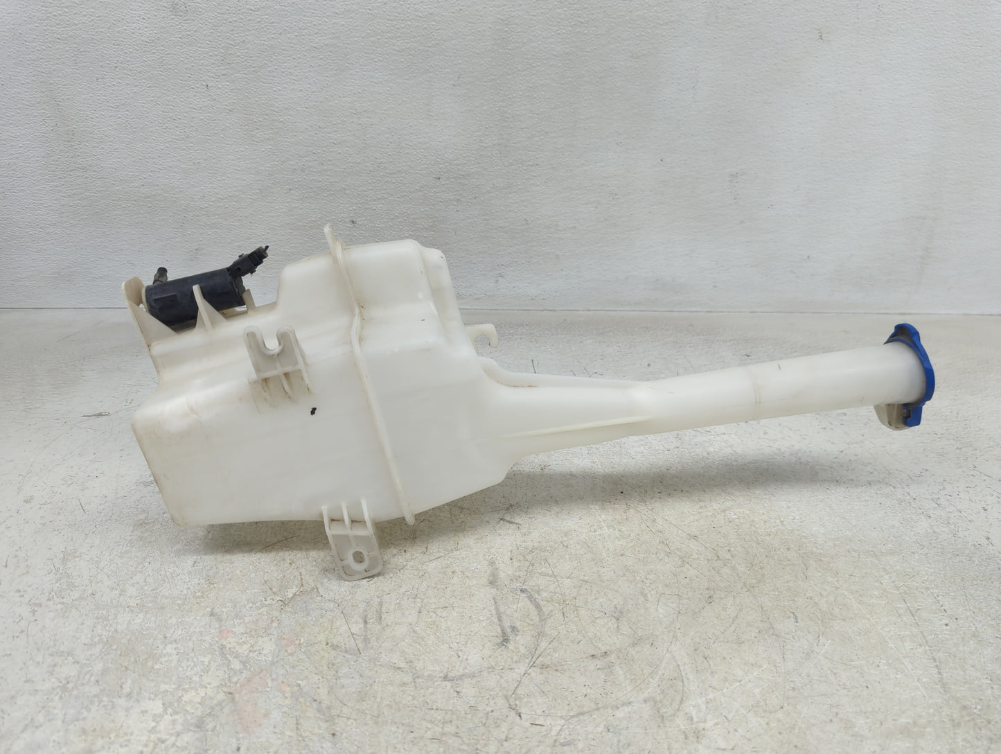 2014-2015 Hyundai Tucson Windshield Washer Fluid Reservoir Bottle Oem - Oemusedautoparts1.com