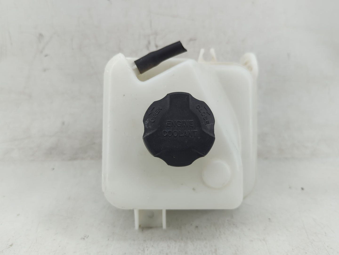 2014-2015 Hyundai Tucson Radiator Coolant Overflow Expansion Tank Bottle - Oemusedautoparts1.com