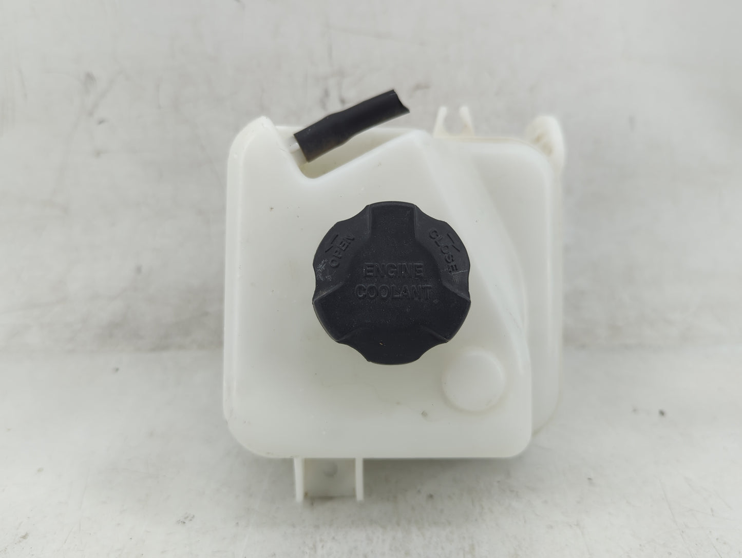 2014-2015 Hyundai Tucson Radiator Coolant Overflow Expansion Tank Bottle - Oemusedautoparts1.com