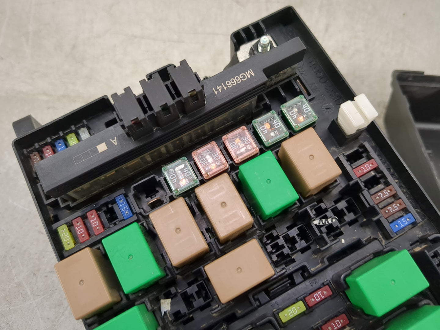 2014-2015 Hyundai Tucson Fusebox Fuse Box Panel Relay Module P/N:91941-2S120FFF MG666141 Fits Fits 2014 2015 OEM Used Auto P