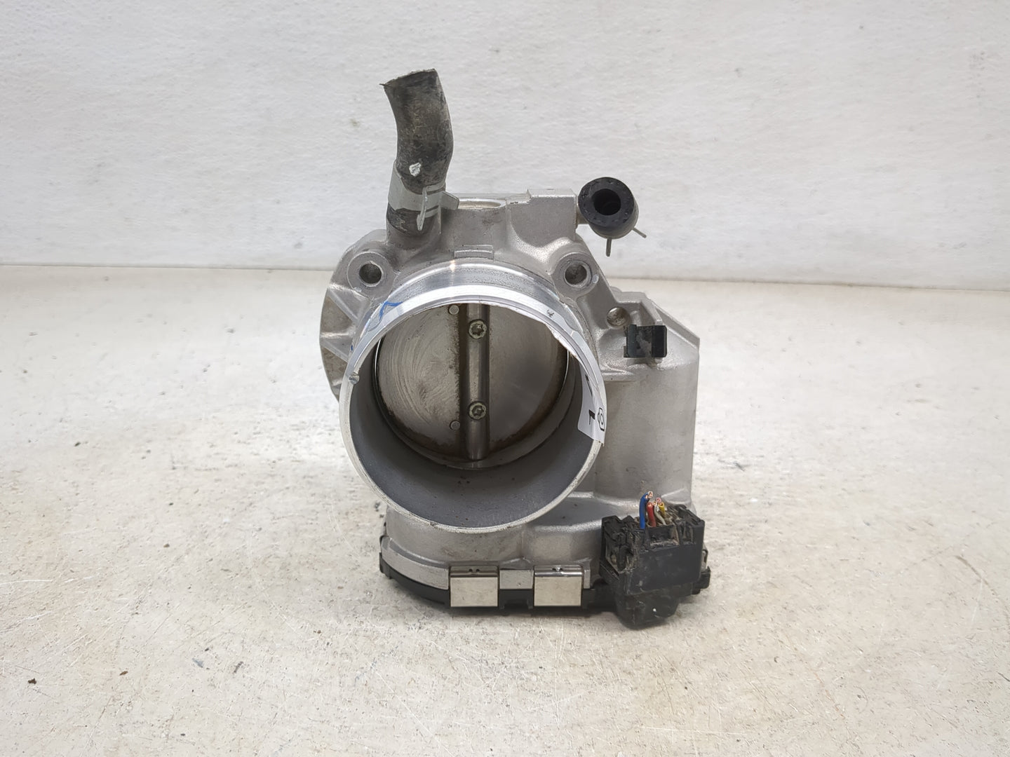 2014-2015 Hyundai Tucson Throttle Body P/N:35100-2G700 Fits Fits 2011 2012 2013 2014 2015 2016 OEM Used Auto Parts - Oemused