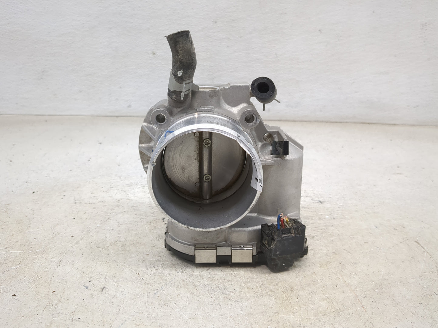 2014-2015 Hyundai Tucson Throttle Body P/N:35100-2G700 Fits Fits 2011 2012 2013 2014 2015 2016 OEM Used Auto Parts - Oemused