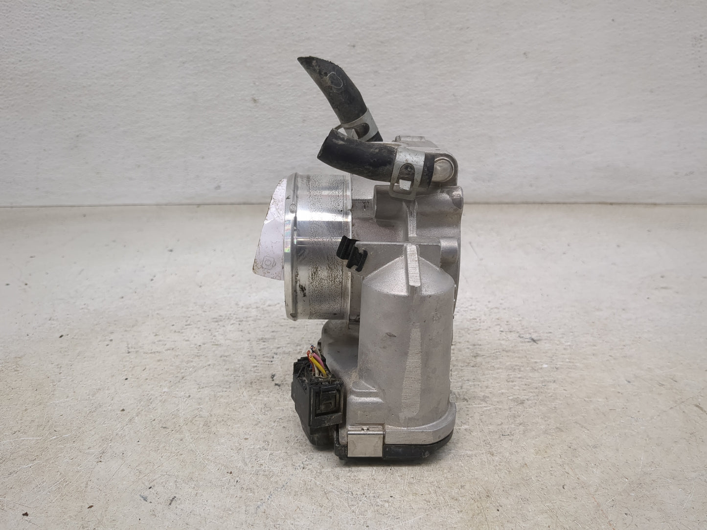 2014-2015 Hyundai Tucson Throttle Body P/N:35100-2G700 Fits Fits 2011 2012 2013 2014 2015 2016 OEM Used Auto Parts - Oemused