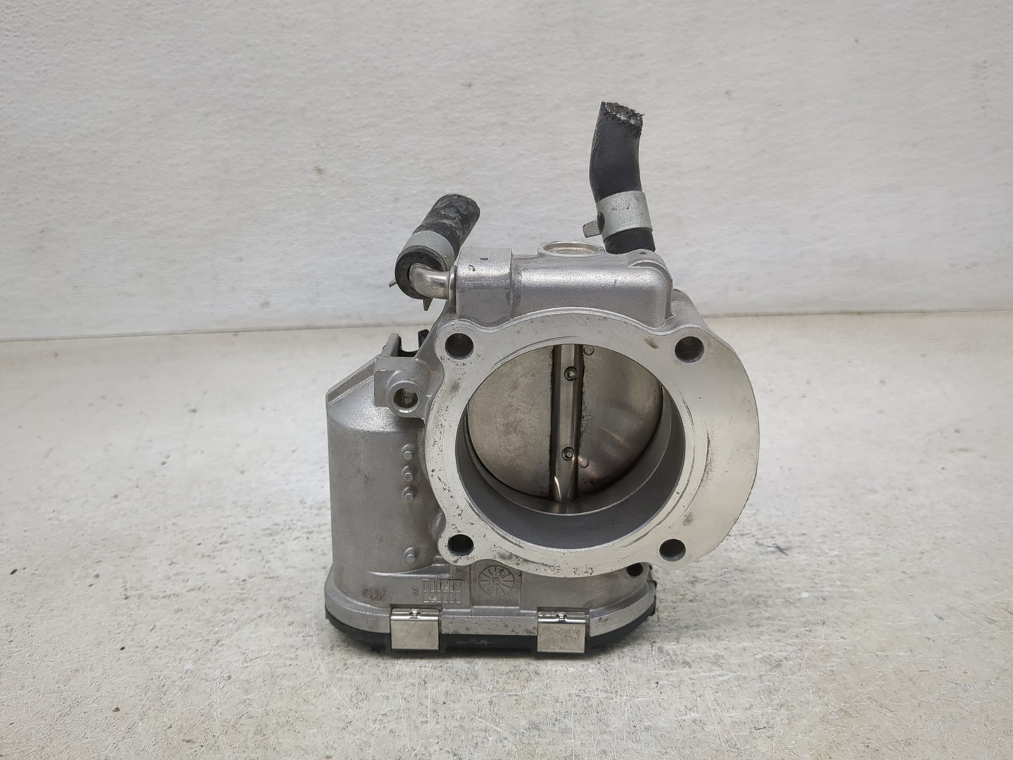 2014-2015 Hyundai Tucson Throttle Body P/N:35100-2G700 Fits Fits 2011 2012 2013 2014 2015 2016 OEM Used Auto Parts - Oemused