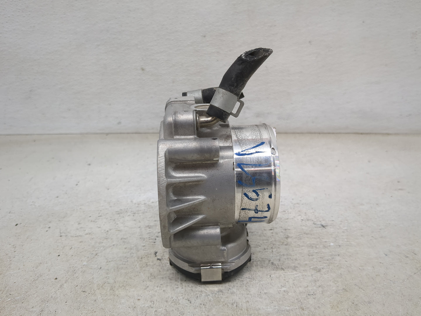 2014-2015 Hyundai Tucson Throttle Body P/N:35100-2G700 Fits Fits 2011 2012 2013 2014 2015 2016 OEM Used Auto Parts - Oemused