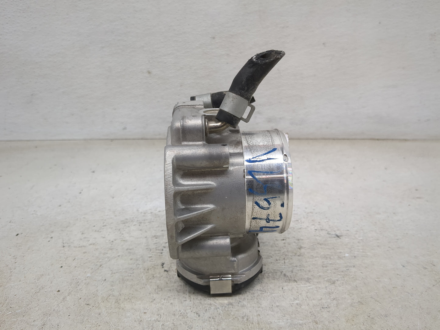 2014-2015 Hyundai Tucson Throttle Body P/N:35100-2G700 Fits Fits 2011 2012 2013 2014 2015 2016 OEM Used Auto Parts - Oemused
