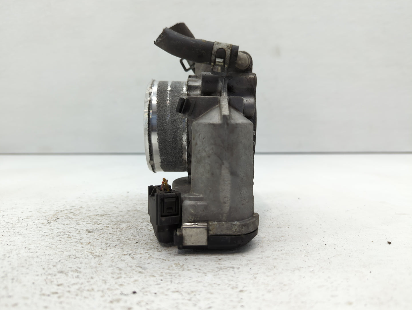 2014-2015 Hyundai Tucson Throttle Body P/N:35100-2G700 Fits Fits 2011 2012 2013 2014 2015 2016 OEM Used Auto Parts - Oemused