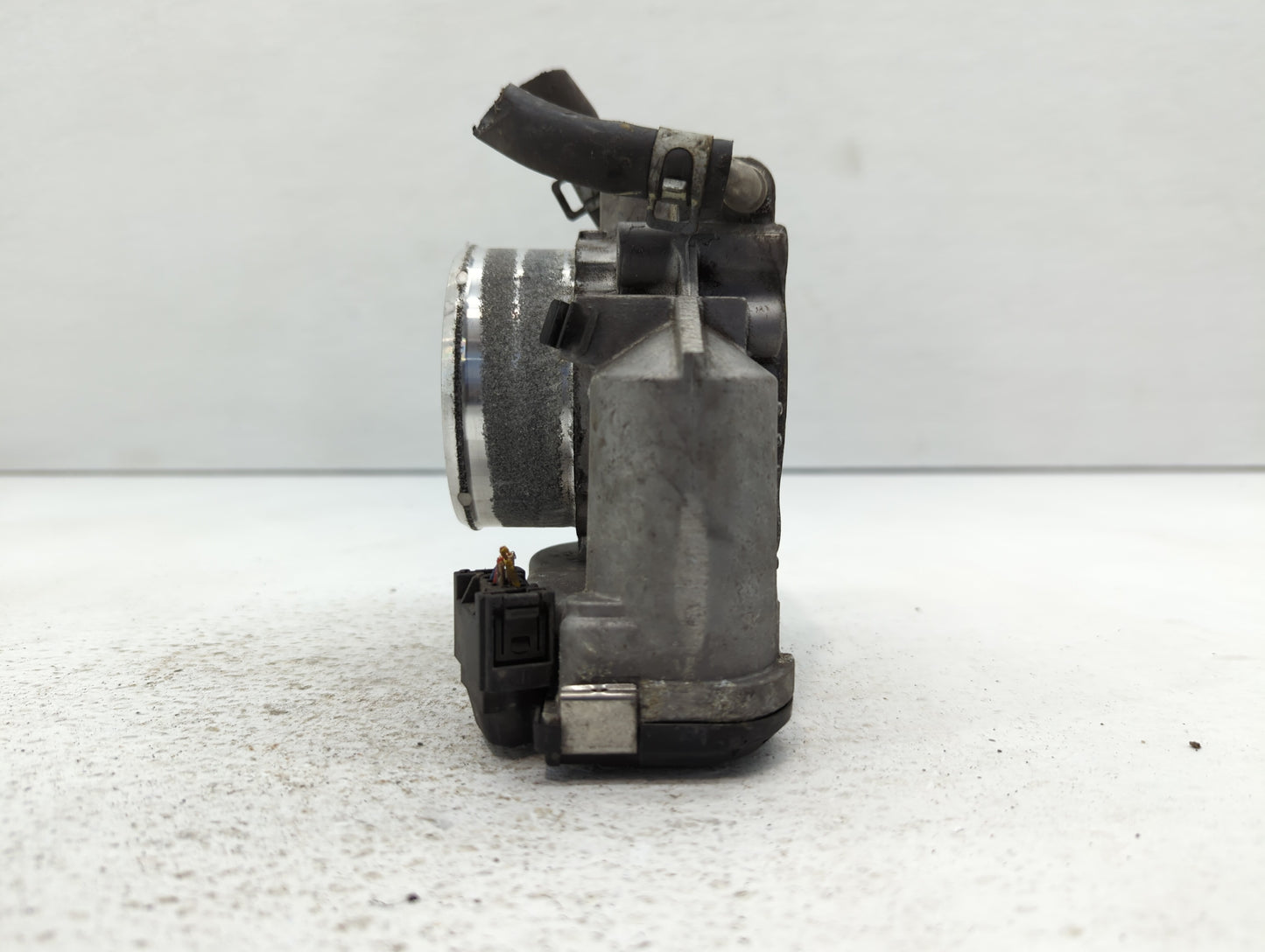 2014-2015 Hyundai Tucson Throttle Body P/N:35100-2G700 Fits Fits 2011 2012 2013 2014 2015 2016 OEM Used Auto Parts - Oemused