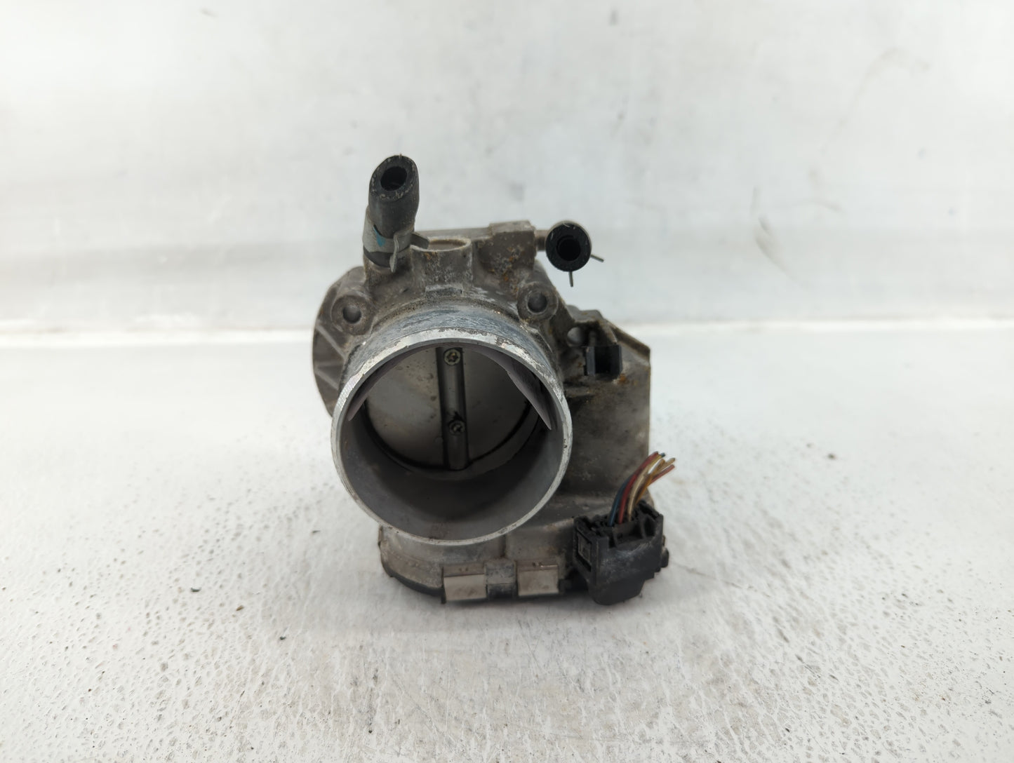 2014-2015 Hyundai Tucson Throttle Body P/N:35100-2G700 Fits Fits 2011 2012 2013 2014 2015 2016 OEM Used Auto Parts - Oemused
