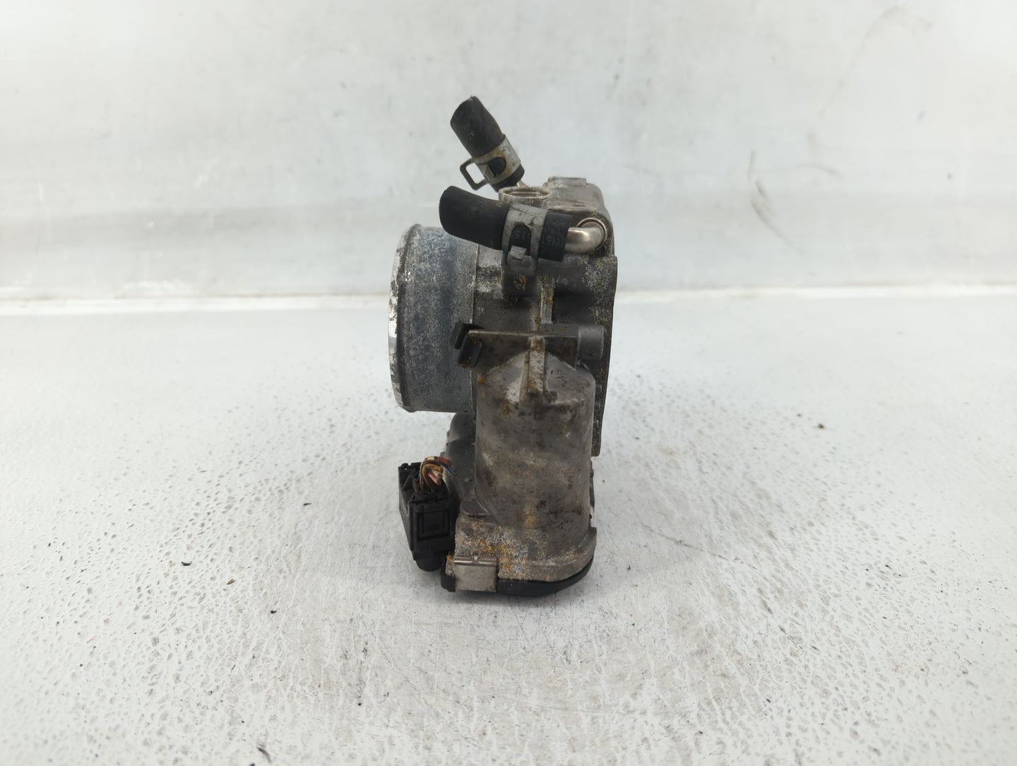 2014-2015 Hyundai Tucson Throttle Body P/N:35100-2G700 Fits Fits 2011 2012 2013 2014 2015 2016 OEM Used Auto Parts - Oemused