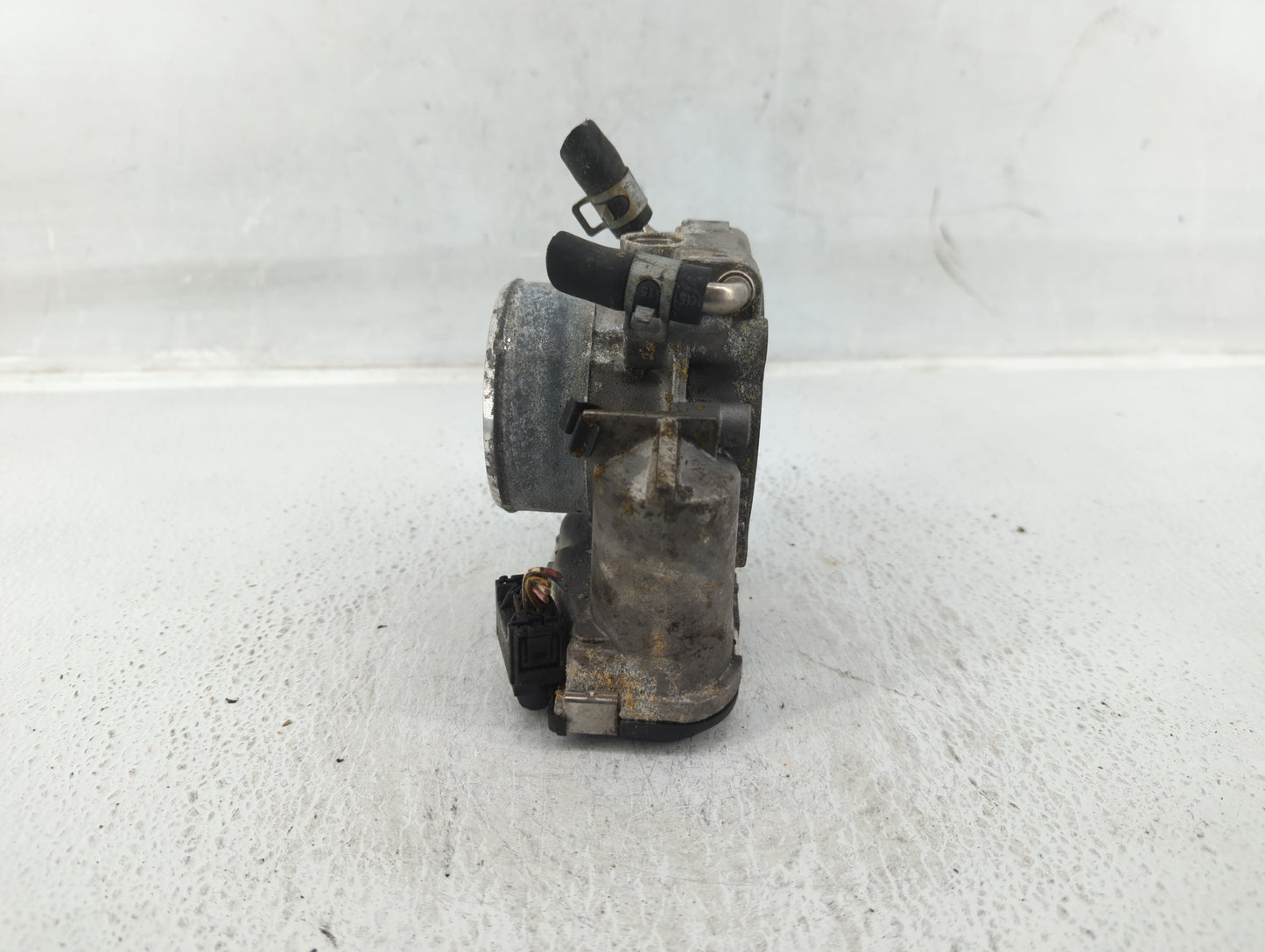 2014-2015 Hyundai Tucson Throttle Body P/N:35100-2G700 Fits Fits 2011 2012 2013 2014 2015 2016 OEM Used Auto Parts - Oemused