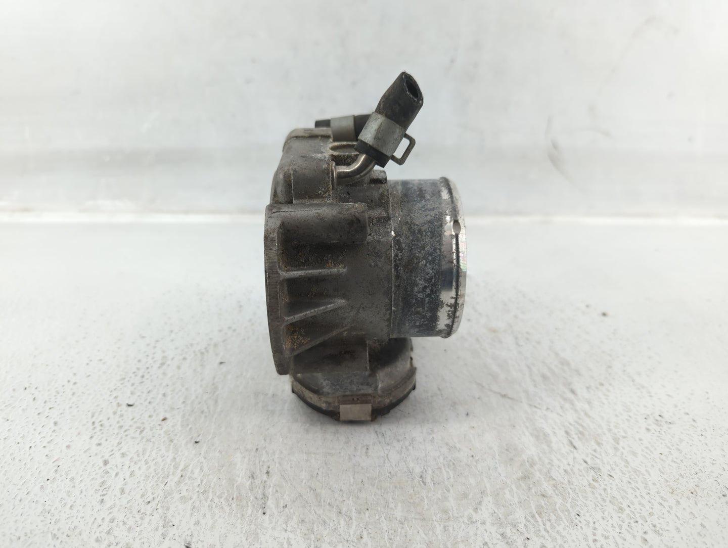 2014-2015 Hyundai Tucson Throttle Body P/N:35100-2G700 Fits Fits 2011 2012 2013 2014 2015 2016 OEM Used Auto Parts - Oemused