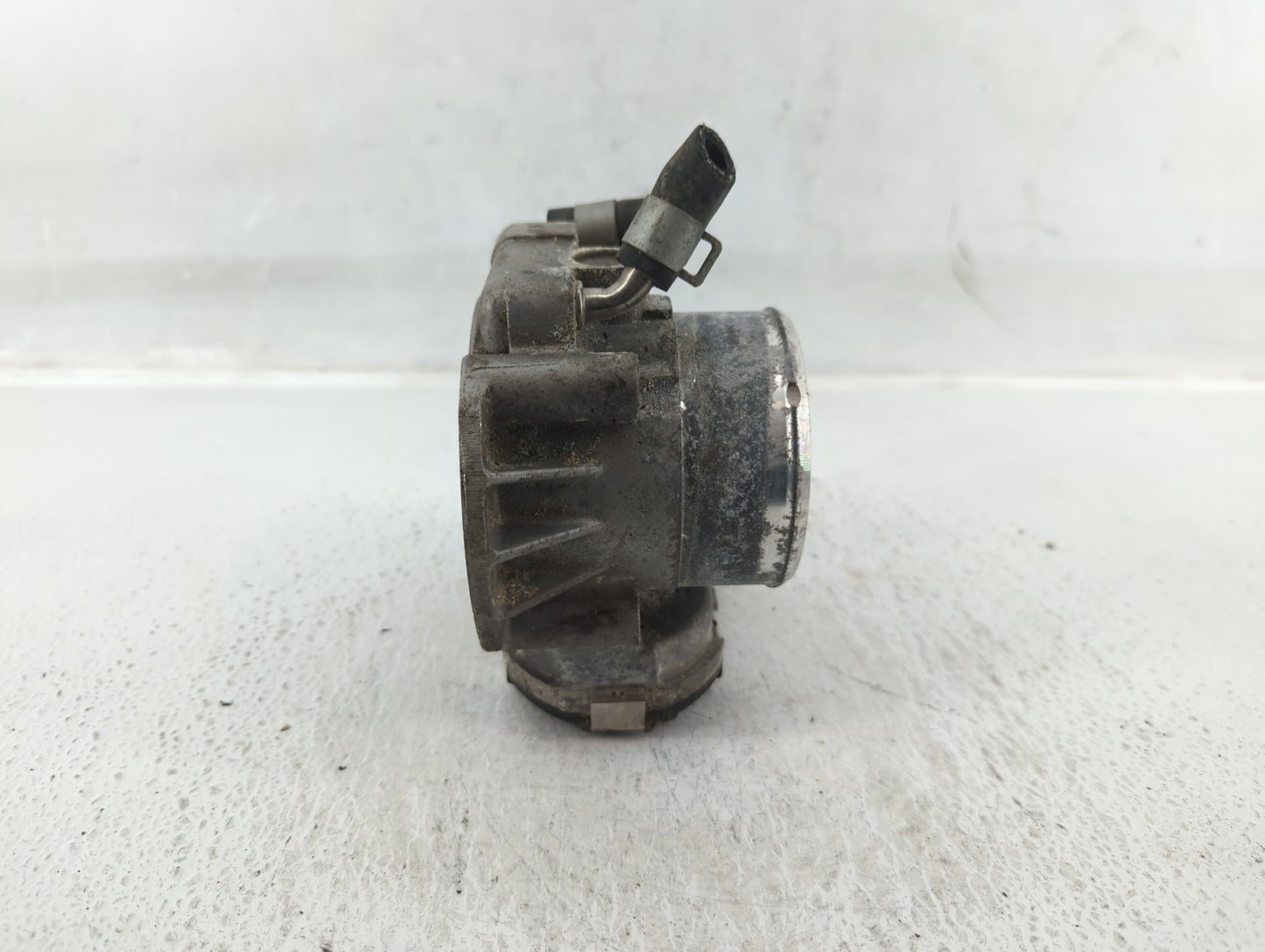 2014-2015 Hyundai Tucson Throttle Body P/N:35100-2G700 Fits Fits 2011 2012 2013 2014 2015 2016 OEM Used Auto Parts - Oemused