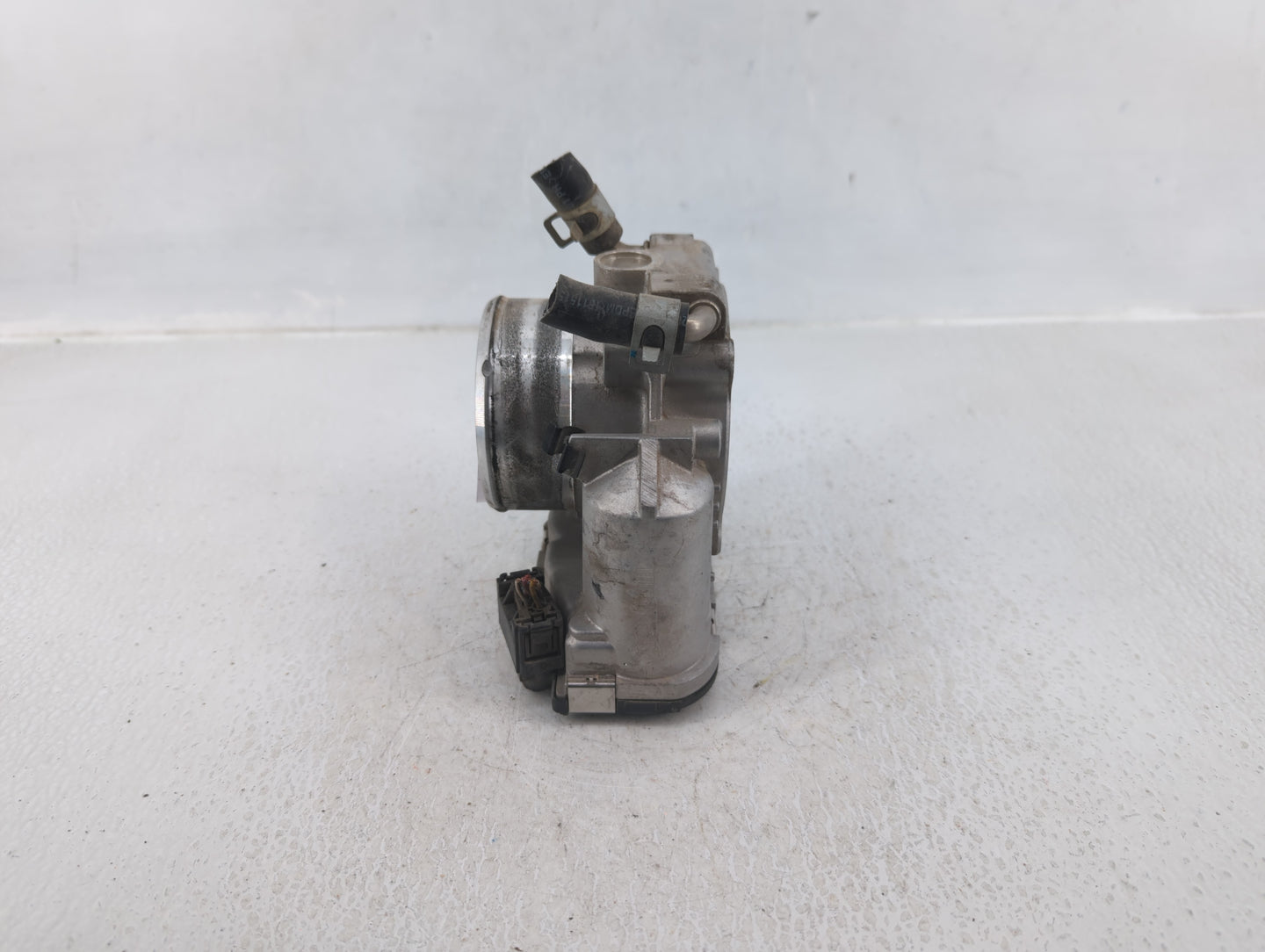 2014-2015 Hyundai Tucson Throttle Body P/N:35100-2G700 Fits Fits 2011 2012 2013 2014 2015 2016 OEM Used Auto Parts - Oemused