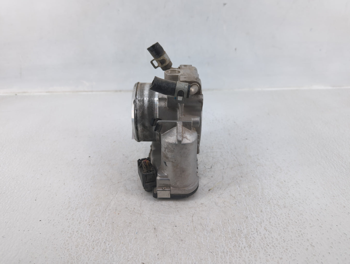 2014-2015 Hyundai Tucson Throttle Body P/N:35100-2G700 Fits Fits 2011 2012 2013 2014 2015 2016 OEM Used Auto Parts - Oemused