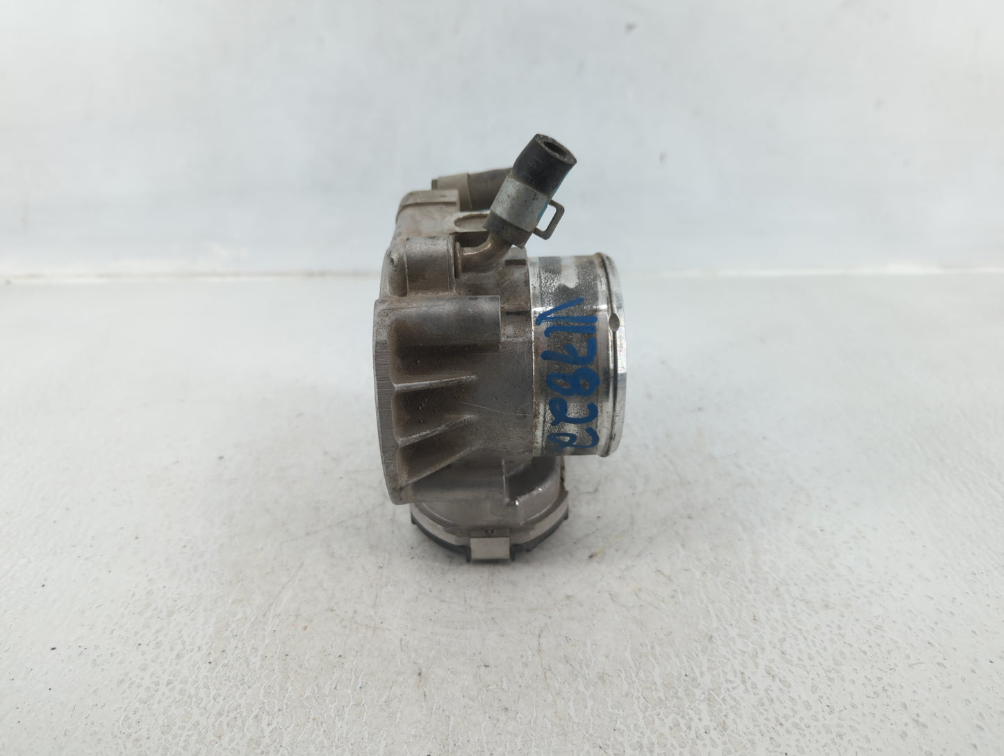 2014-2015 Hyundai Tucson Throttle Body P/N:35100-2G700 Fits Fits 2011 2012 2013 2014 2015 2016 OEM Used Auto Parts - Oemused