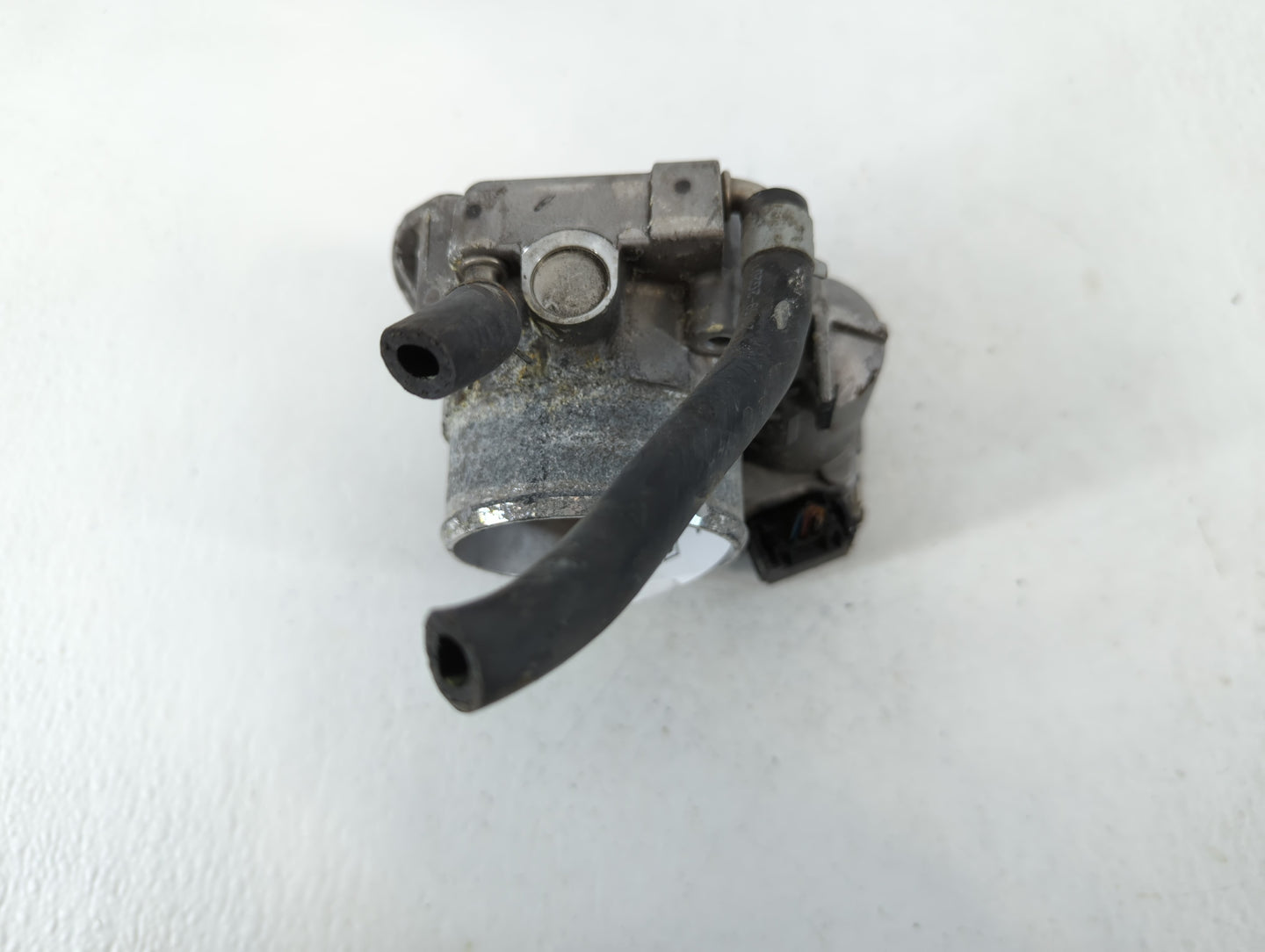 2014-2015 Hyundai Tucson Throttle Body P/N:35100-2G700 Fits Fits 2011 2012 2013 2014 2015 2016 OEM Used Auto Parts - Oemused