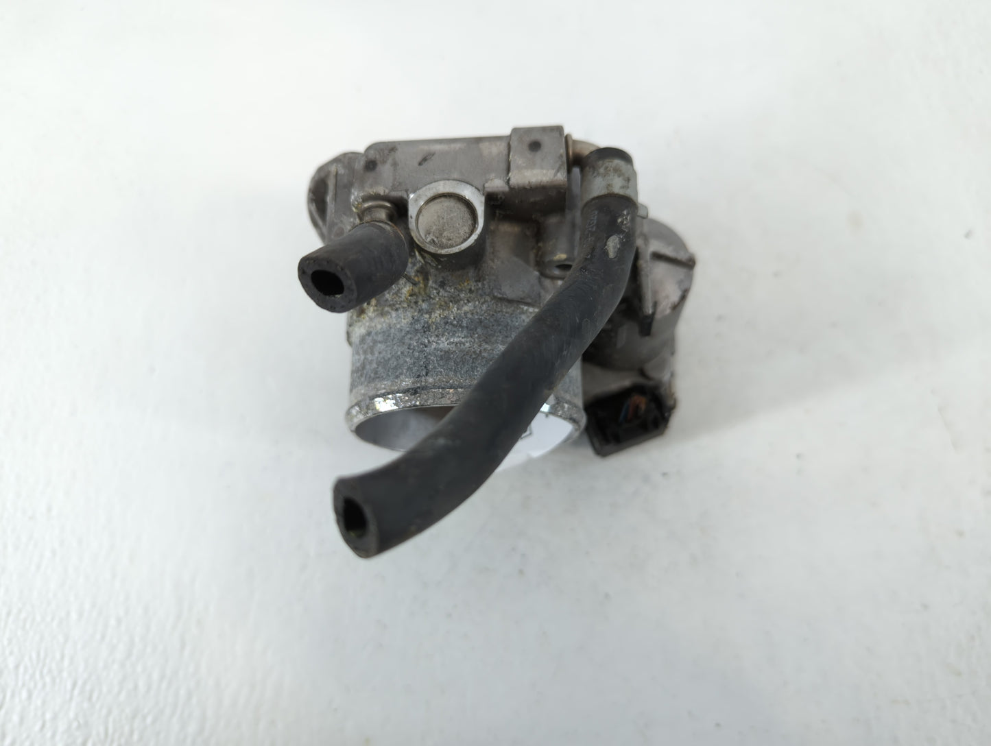 2014-2015 Hyundai Tucson Throttle Body P/N:35100-2G700 Fits Fits 2011 2012 2013 2014 2015 2016 OEM Used Auto Parts - Oemused