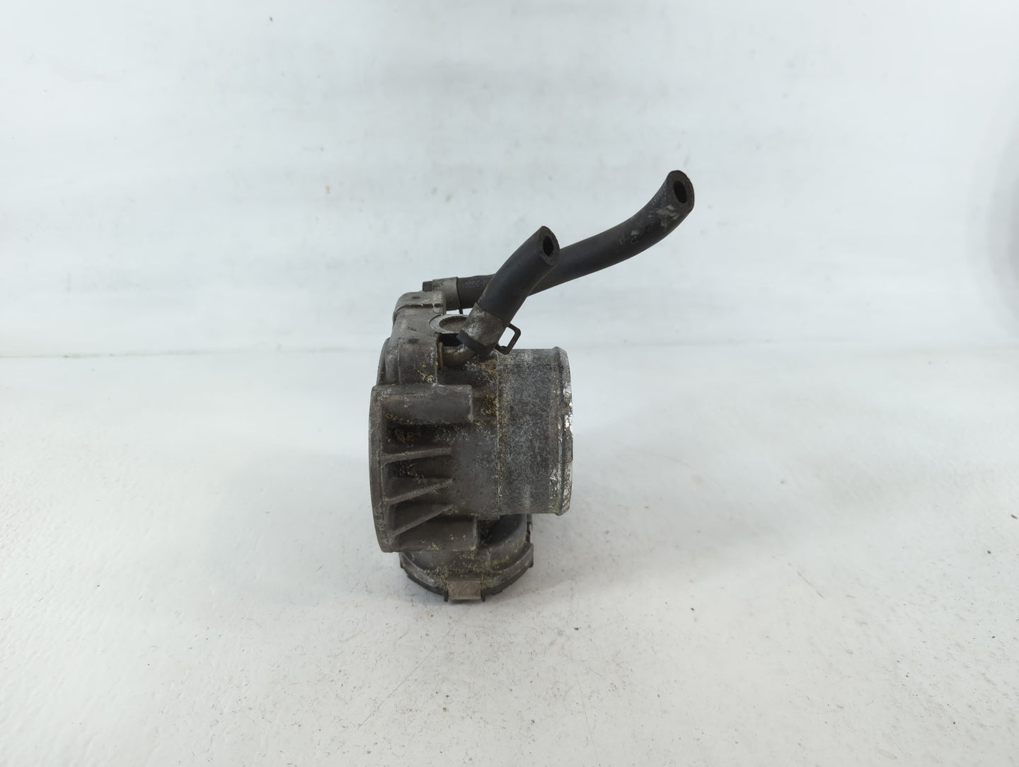 2014-2015 Hyundai Tucson Throttle Body P/N:35100-2G700 Fits Fits 2011 2012 2013 2014 2015 2016 OEM Used Auto Parts - Oemused