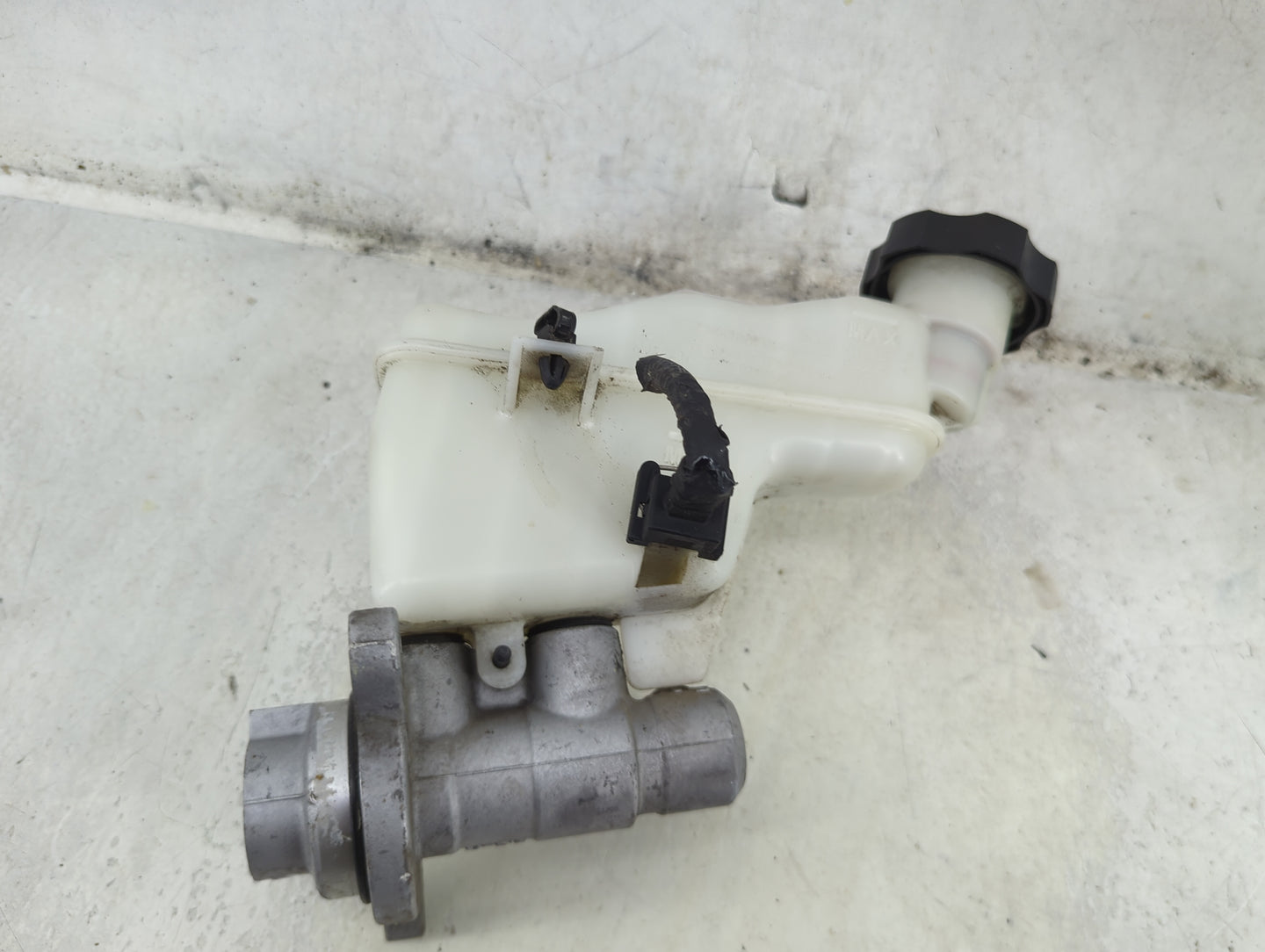 2012-2017 Hyundai Veloster Brake Master Cylinder 1492388 - Oemusedautoparts1.com